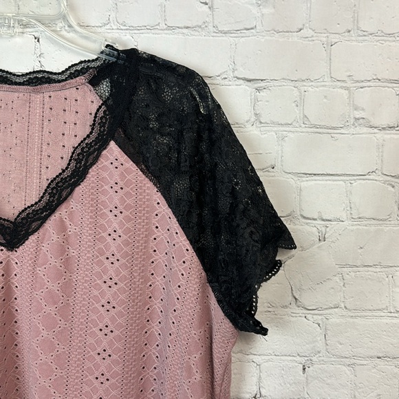 BloomChic Pink Eyelet & Black Lace Trim V Neck Short Sleeve Top Plus Siz… - Picture 3 of 6